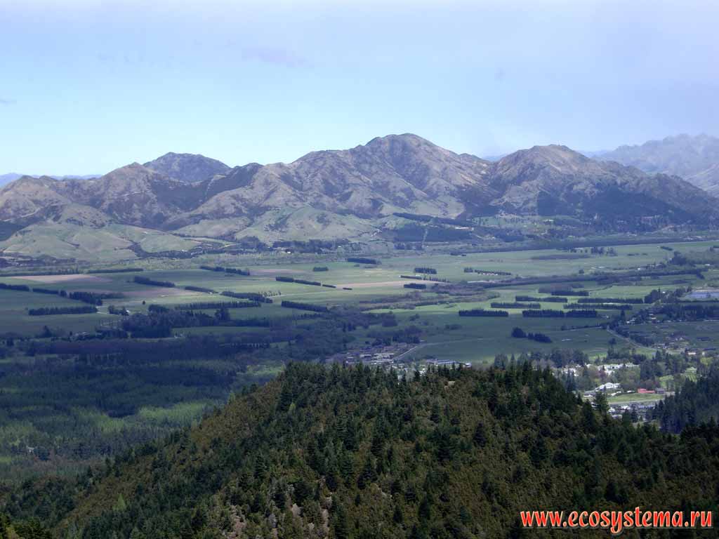 View to the Hanmer Springs valley and Spenser Mountains.
Altitude is about 600 meters above sea level. Conical Hill is on the foreground.
Hanmer Springs national park, Canterbury region, eastern part of the South Island, New Zealand