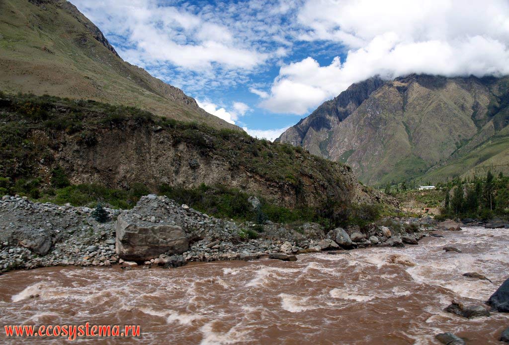 Река Урубамба в верховьях (недалеко от Мачу-Пикчу). Высота - около 2500 м над уровнем моря.
Горная цепь Восточная Кордильера Центральных Анд, или Сьерра, департамент Куско, Перу